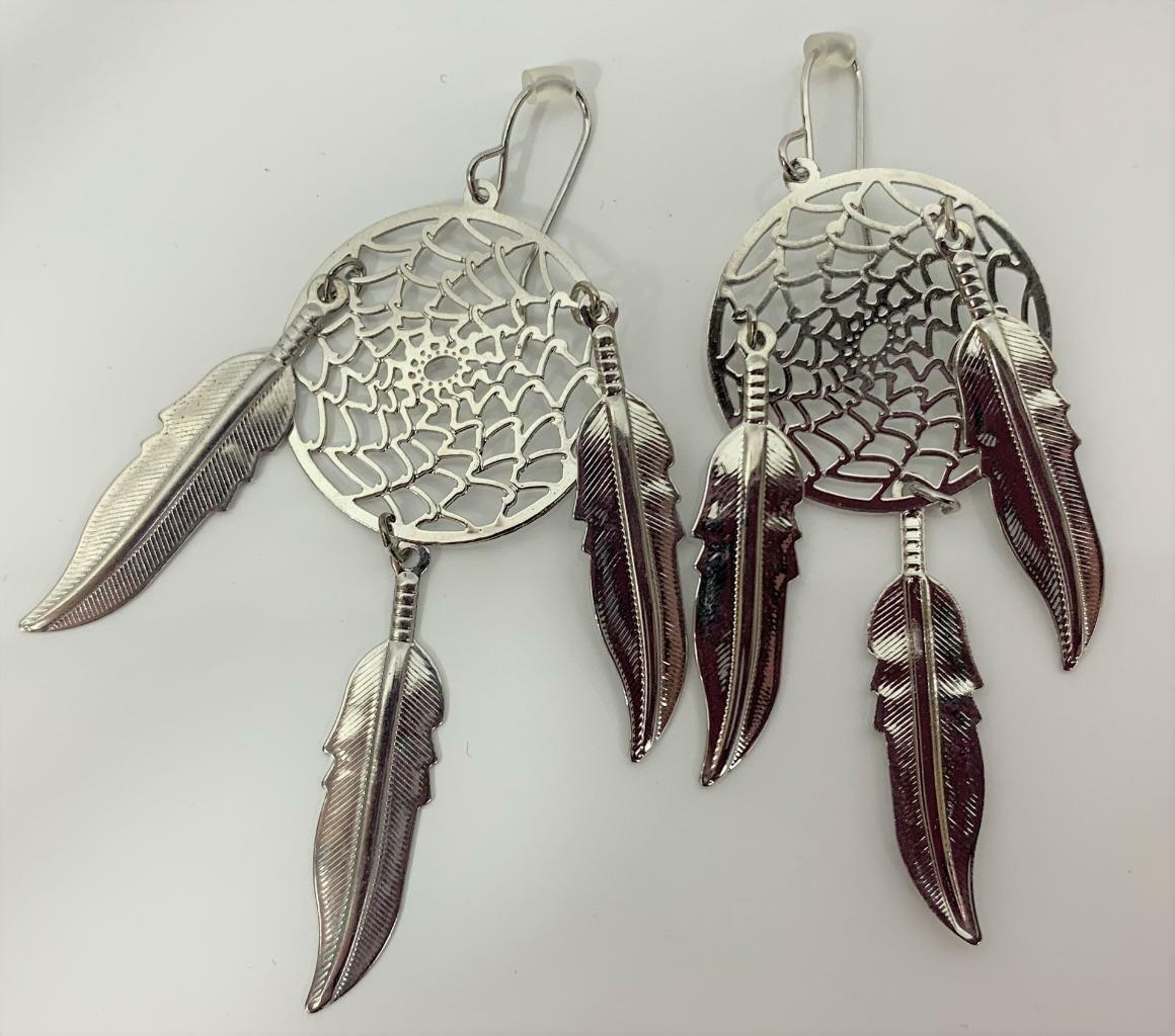 1 PAIR OF 3 INCH METAL DREAM CATCHER SILVER DANGLE EARRINGS WITH FEATHERS