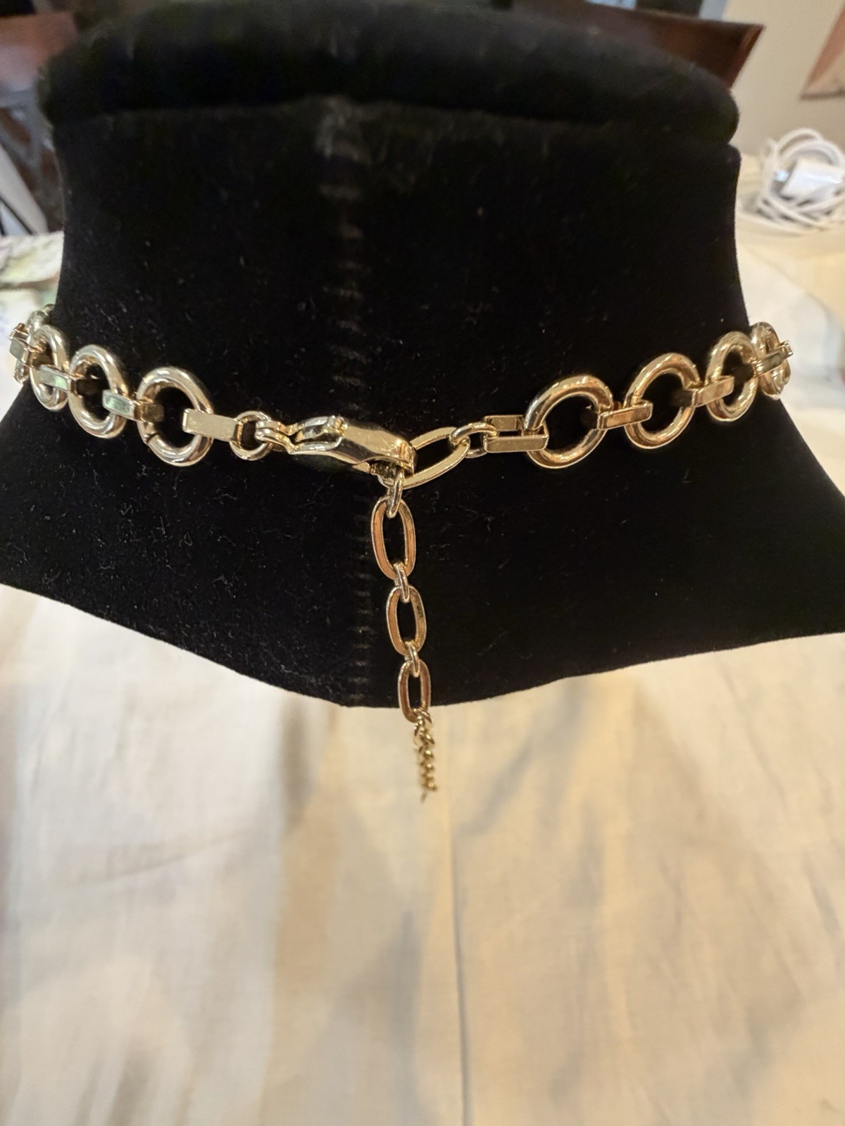 Liz Claiborne Repeating Circle Gold Tone Off White Enamel 14 Inch Necklace