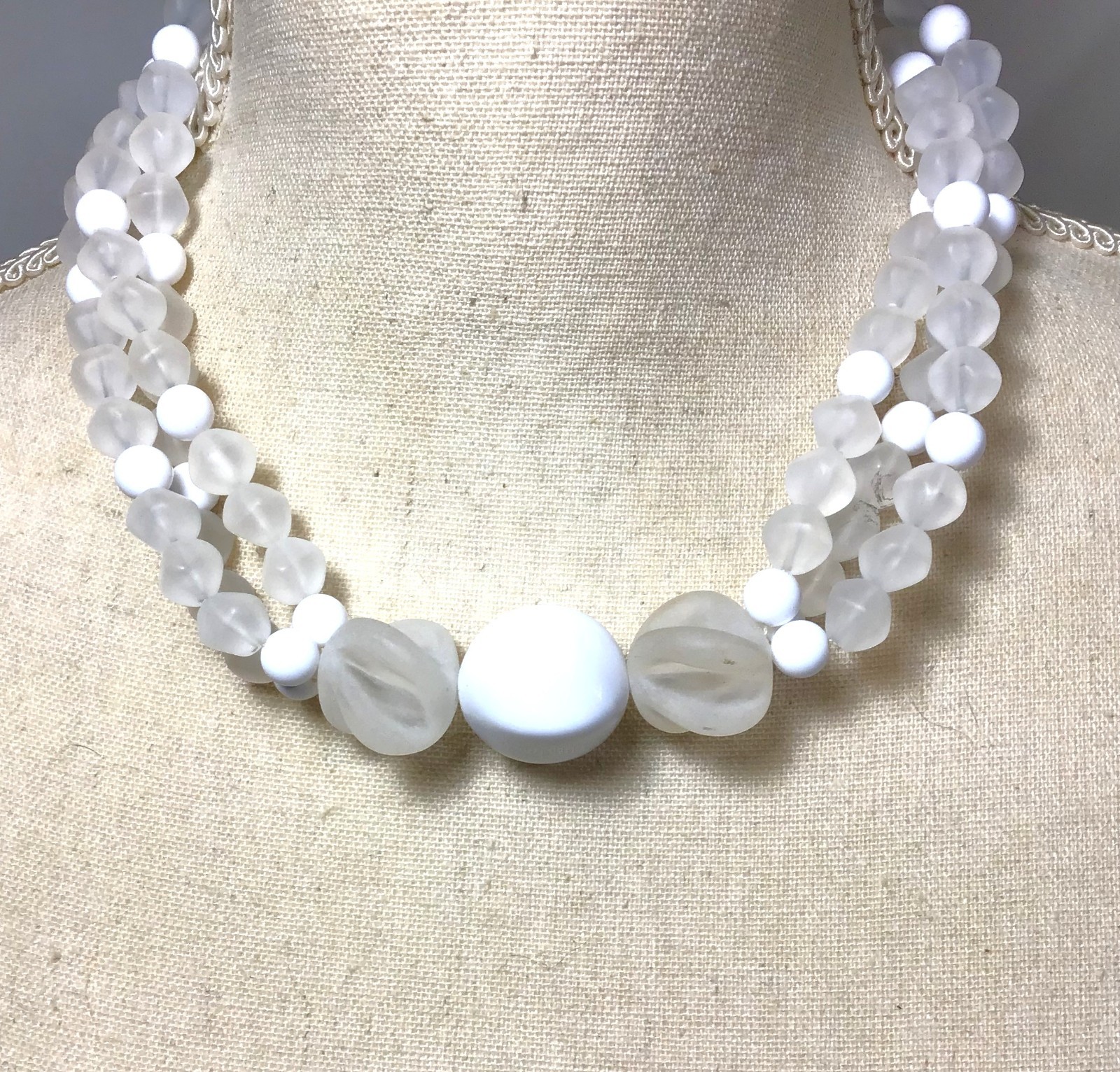 Vintage Opaque And Frosted Beaded Chocker Necklace 8.00″