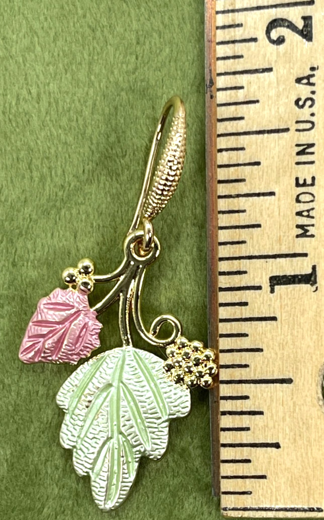 Necklace/Earrings Gold Tone Pink I& Green Engraved Leaf Design. Chain 16″ + 2″.