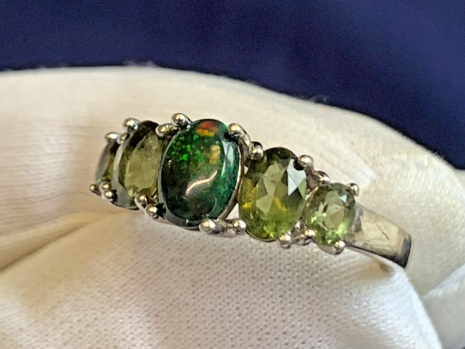Sterling Silver Ring 3.17g Fine Jewelry Size 8 Band Green Stones BBJ *READ*