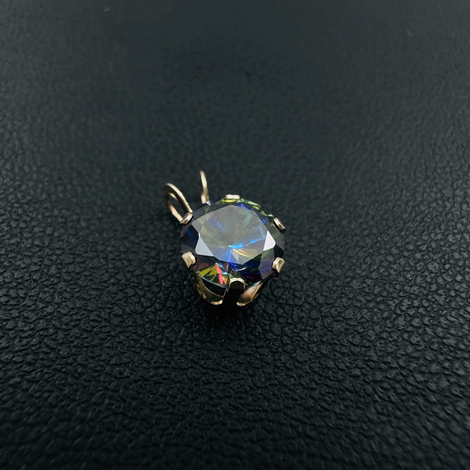 Solid 10K Yellow Gold 1.03ct (6.5mm) Round-cut Faux Mystic Topaz Pendant