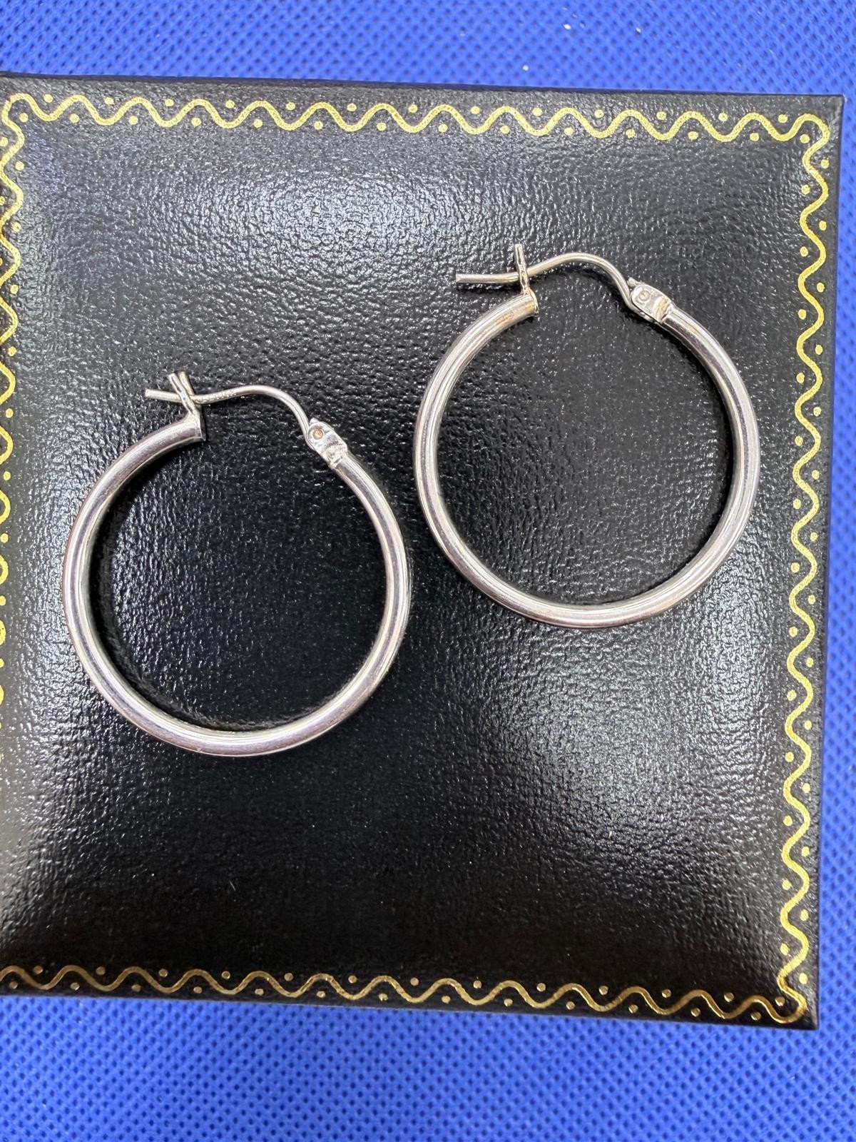 14kt White Gold Round Hoop Earrings 30mm No Stone Latch Back