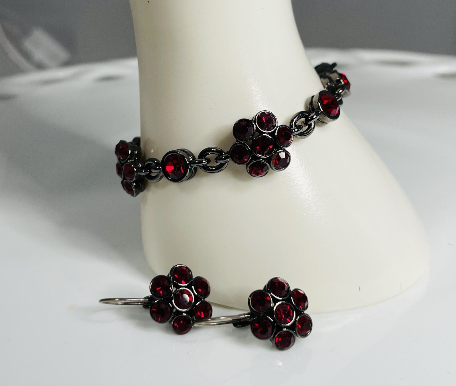 LIZ CLAIRBORNE RED Crystal Flower Cluster NECKLACE & EARRINGS Gun Metal Grey