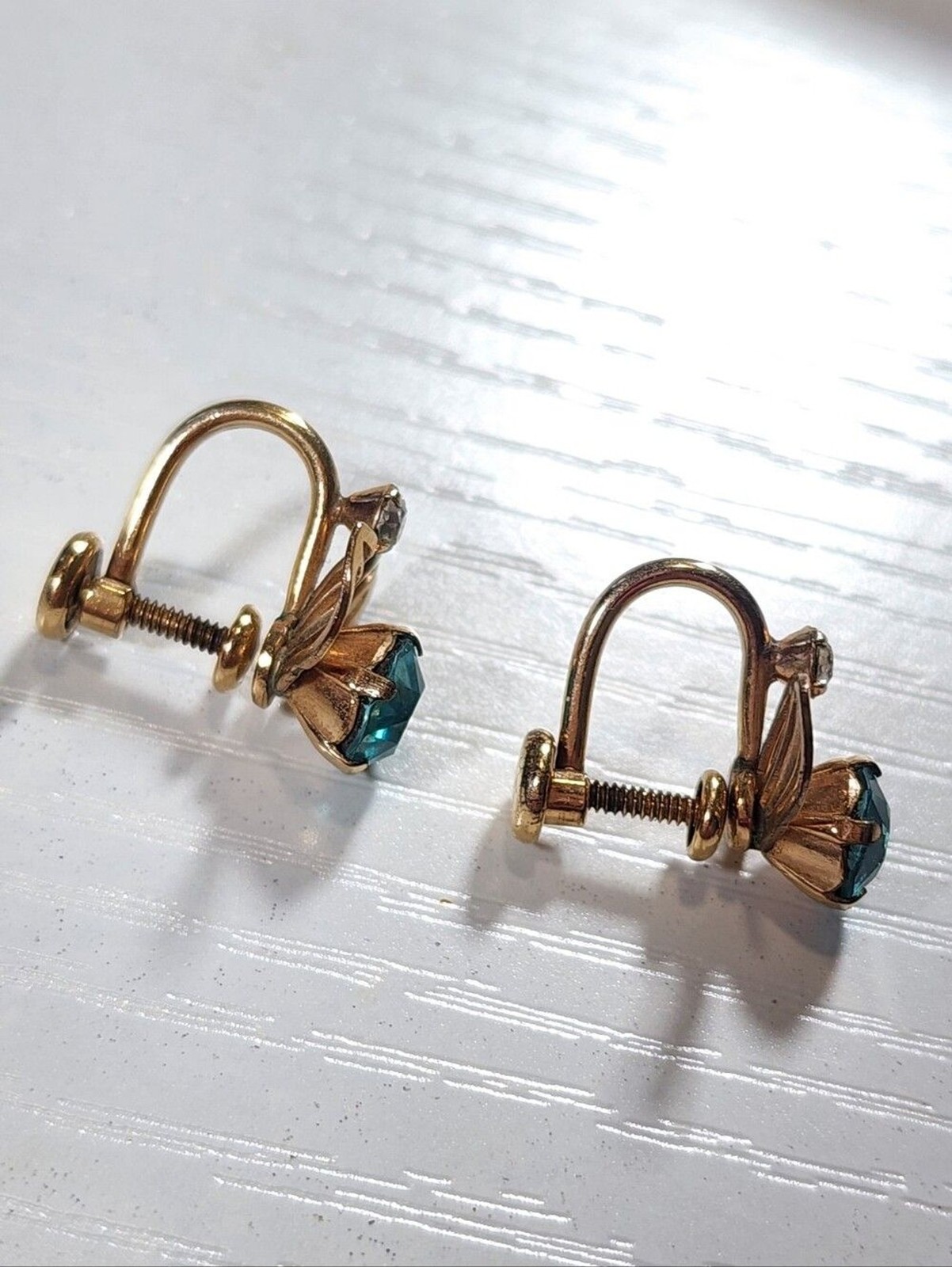 Vintage Van Dell 12K GF Blue Rhinestone Screw Back Earrings Gold Filled Signed.