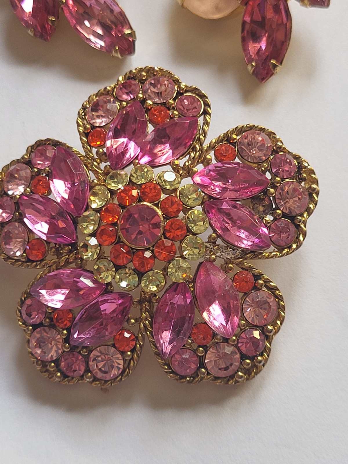 Flower Rhinestone Brooch Pin & Clip On Earrings Gold-Tone Fashion Jewelry. 1J1