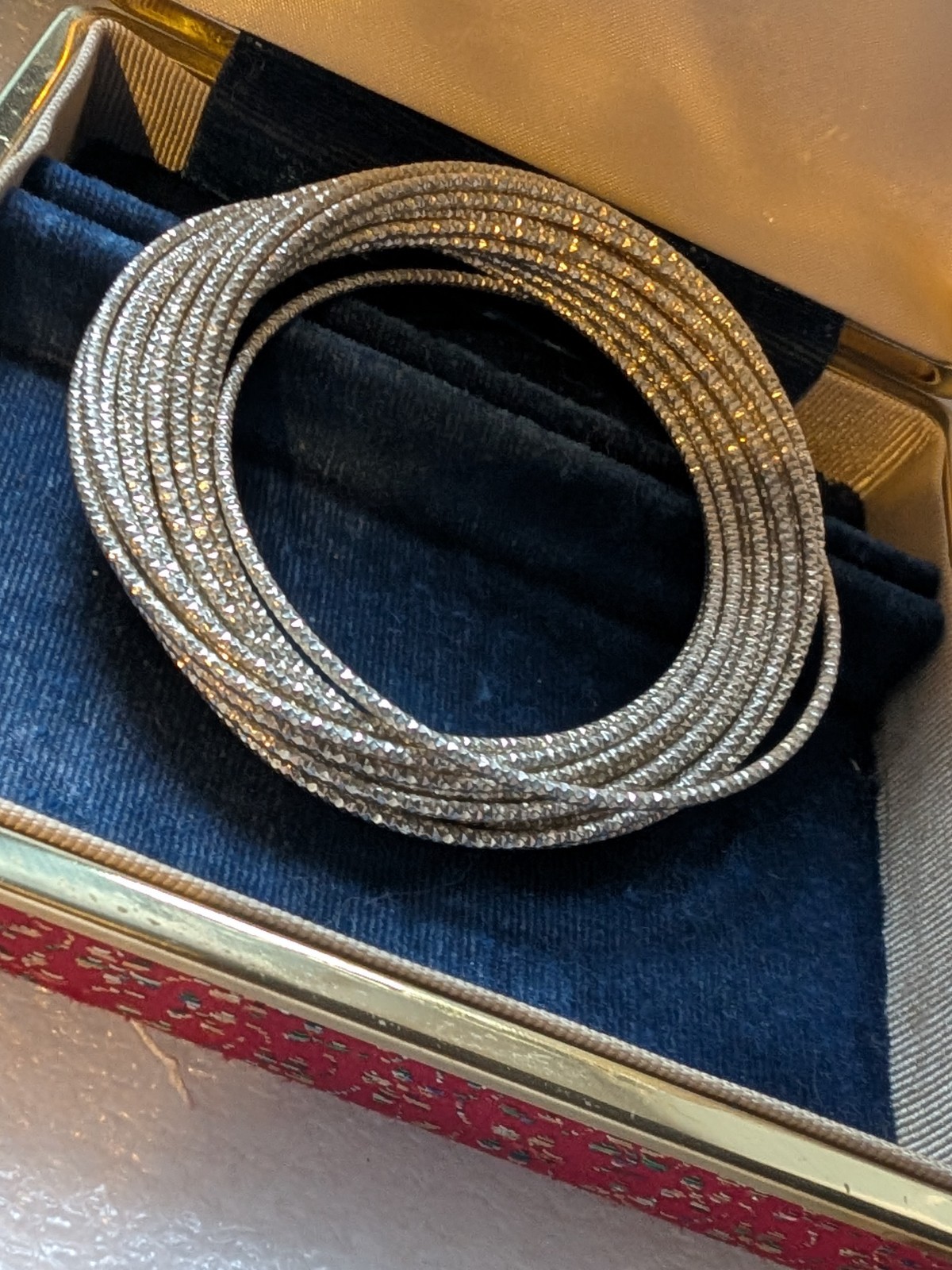 Interlocking in One Round Bracelet 20 Bangles 111g Silver Tone Etched Shiny NEW