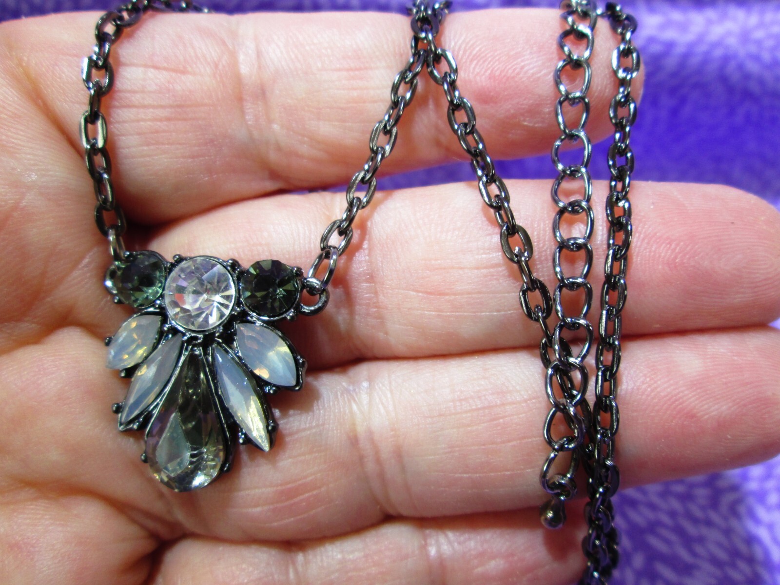 Acrylic Rhinestone Pendant Necklace 17.5″-20.5″ / Gunmetal Tone & Smoke / E