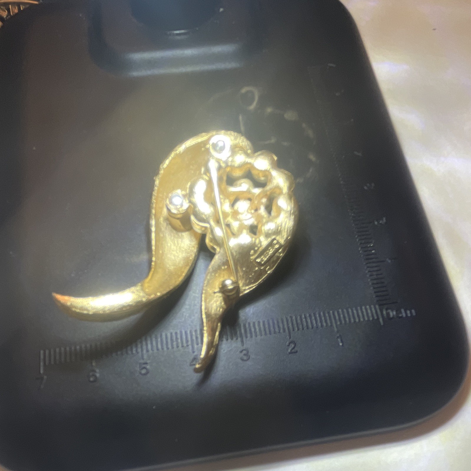 Vintage signed Trifari Signed Gold Tone Leaf Brooch Pin White Faux Pearl 2.75in