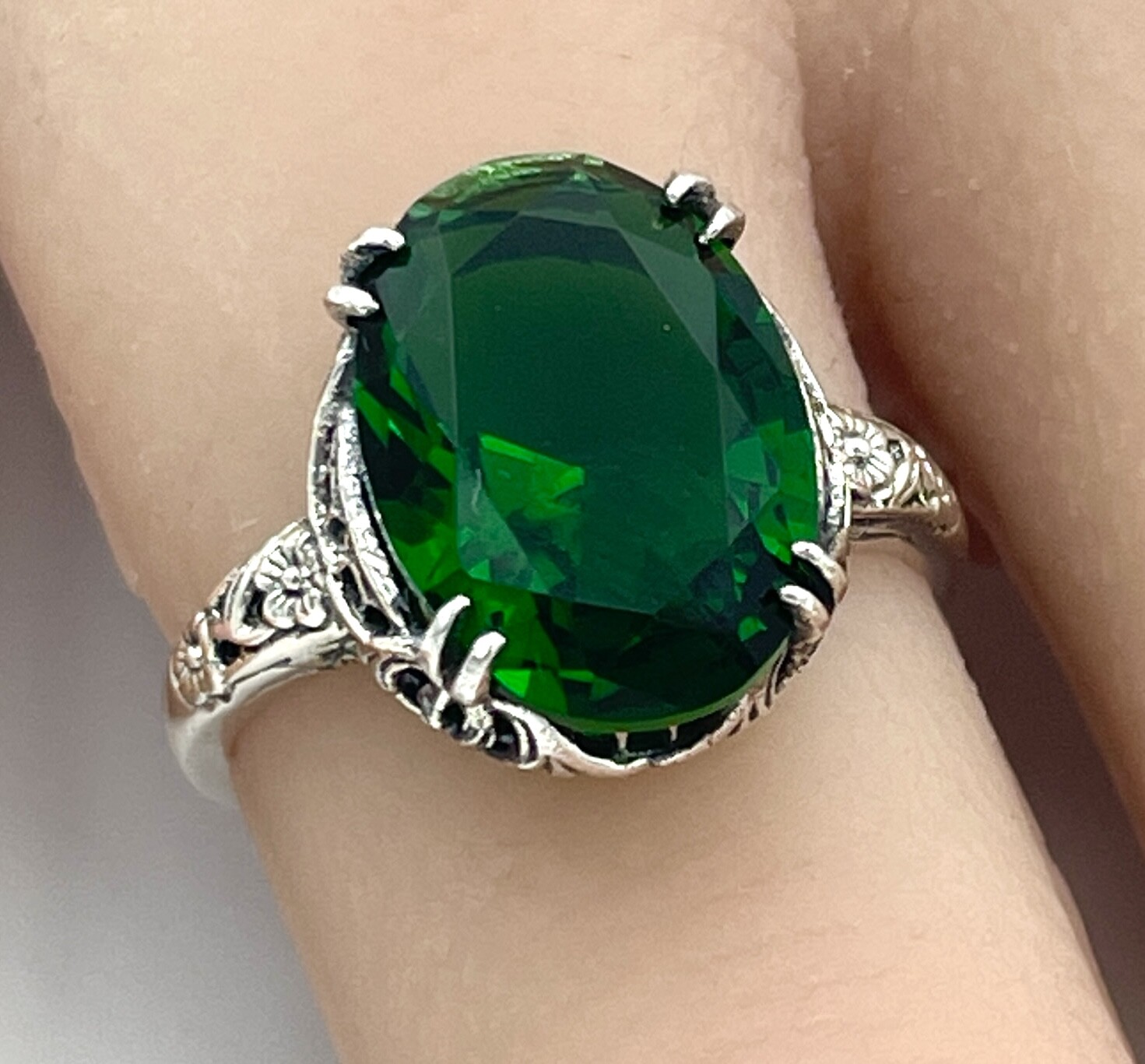 VIVID GREEN 925 STERLING SILVER VINTAGE ANTIQUE STYLE SIM EMERALD RING #1354