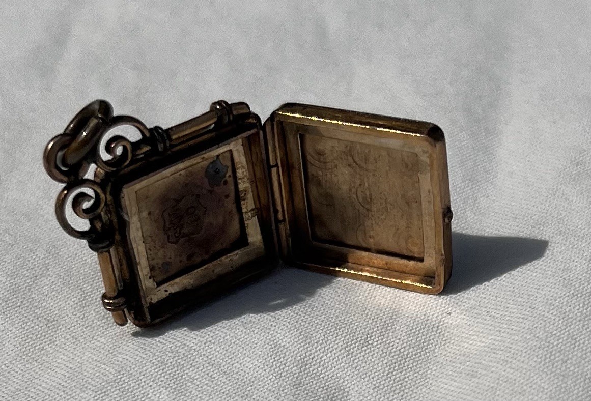 Vintage S.K. Merrill & Company (SKM CO)Victorian 1900’s locket pendant gold tone