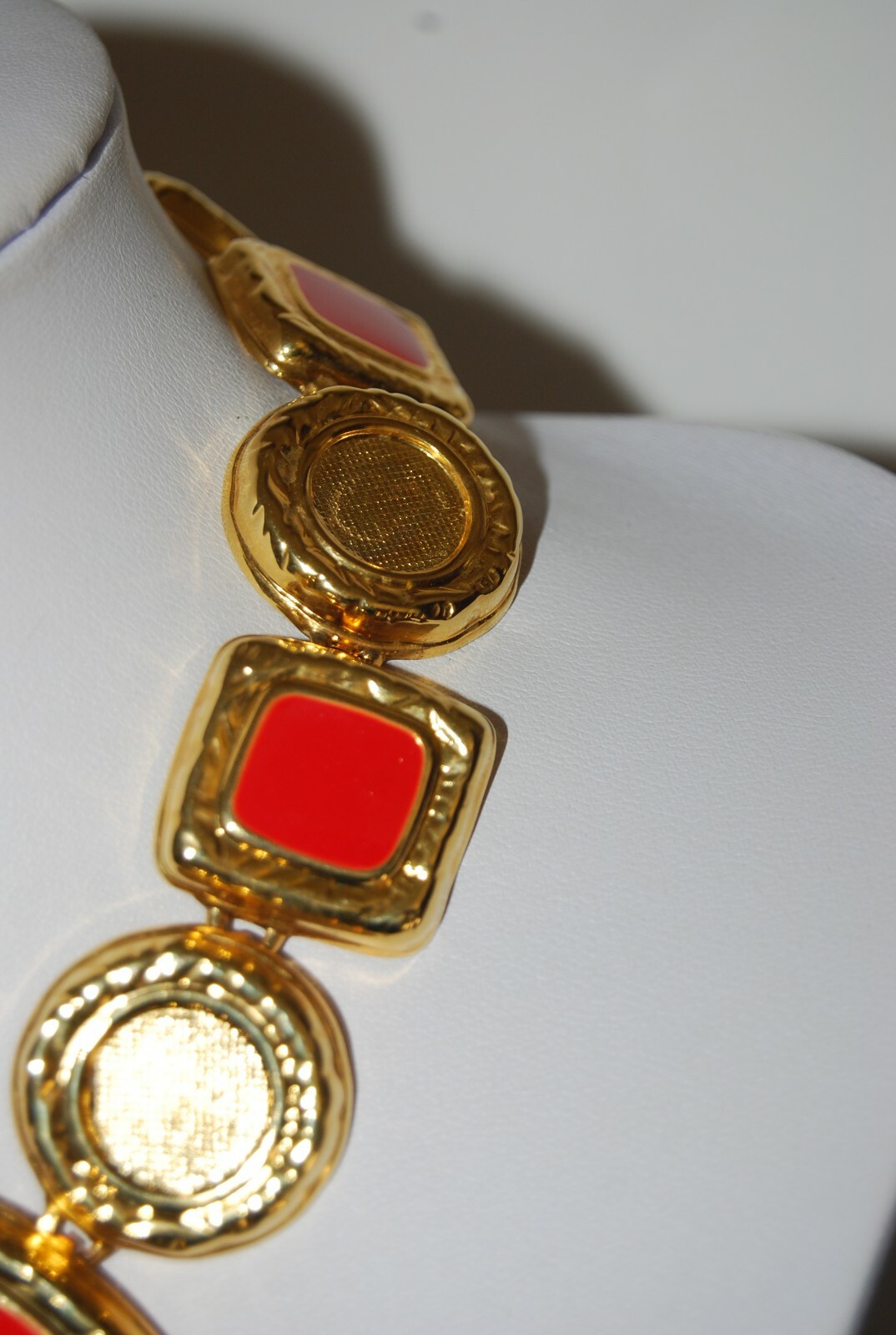 BEAUTIFUL BOLD GOLD TONED METAL & ORANGE ENAMEL MEDALLION LINKS CHOKER NECKLACE