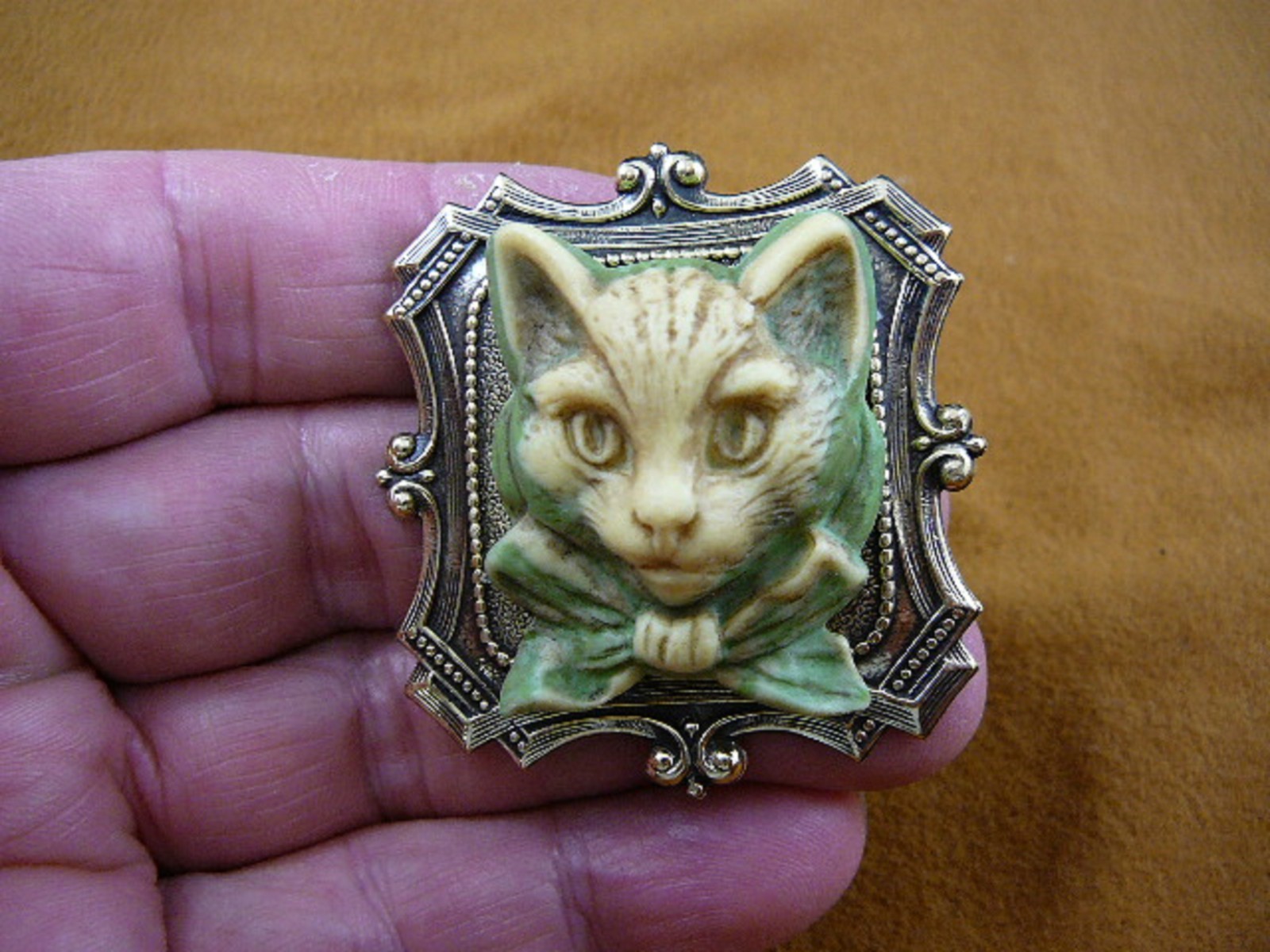 (CL52-22) KITTY cat kitten large white CAMEO brass Pin Pendant Jewelry brooch