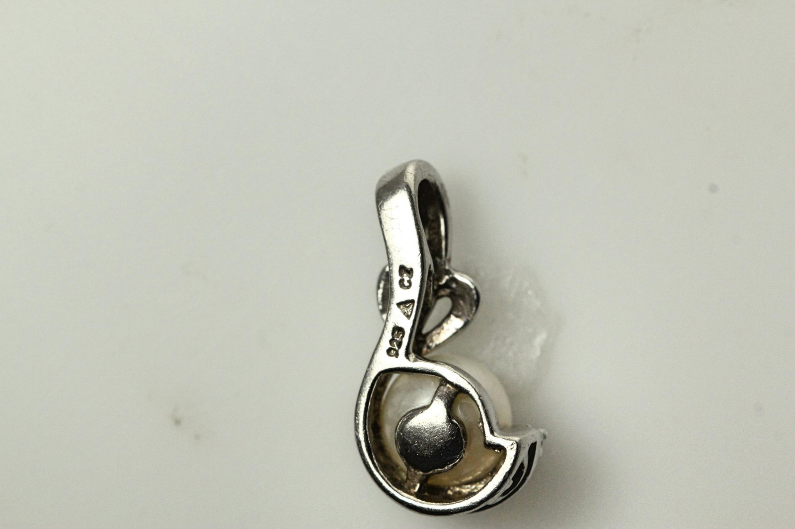 925 Sterling Silver 6.8 mm Pearl Drop Pendant 1.8 Grams (PEN6532)