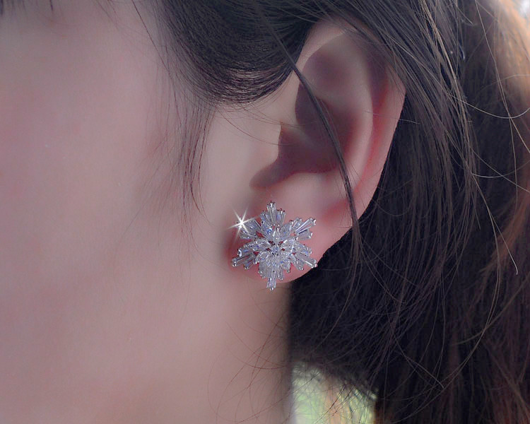 WHITE CRYSTAL CHRISTMAS SNOWFLAKE FLOWER EARRINGS MADE WITH SWAROVSKI ELEMENTS