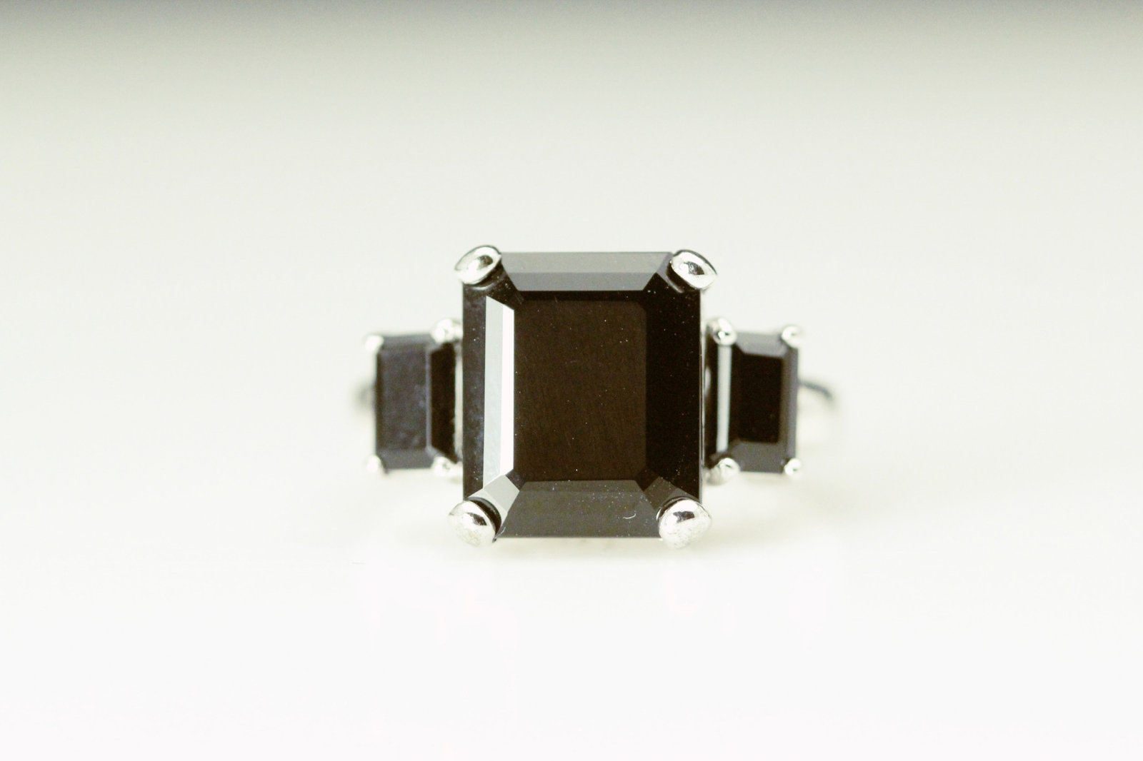 925 Sterling Silver 3 Black Stones Size 7 Ring 5.8 Grams (RIN9258)
