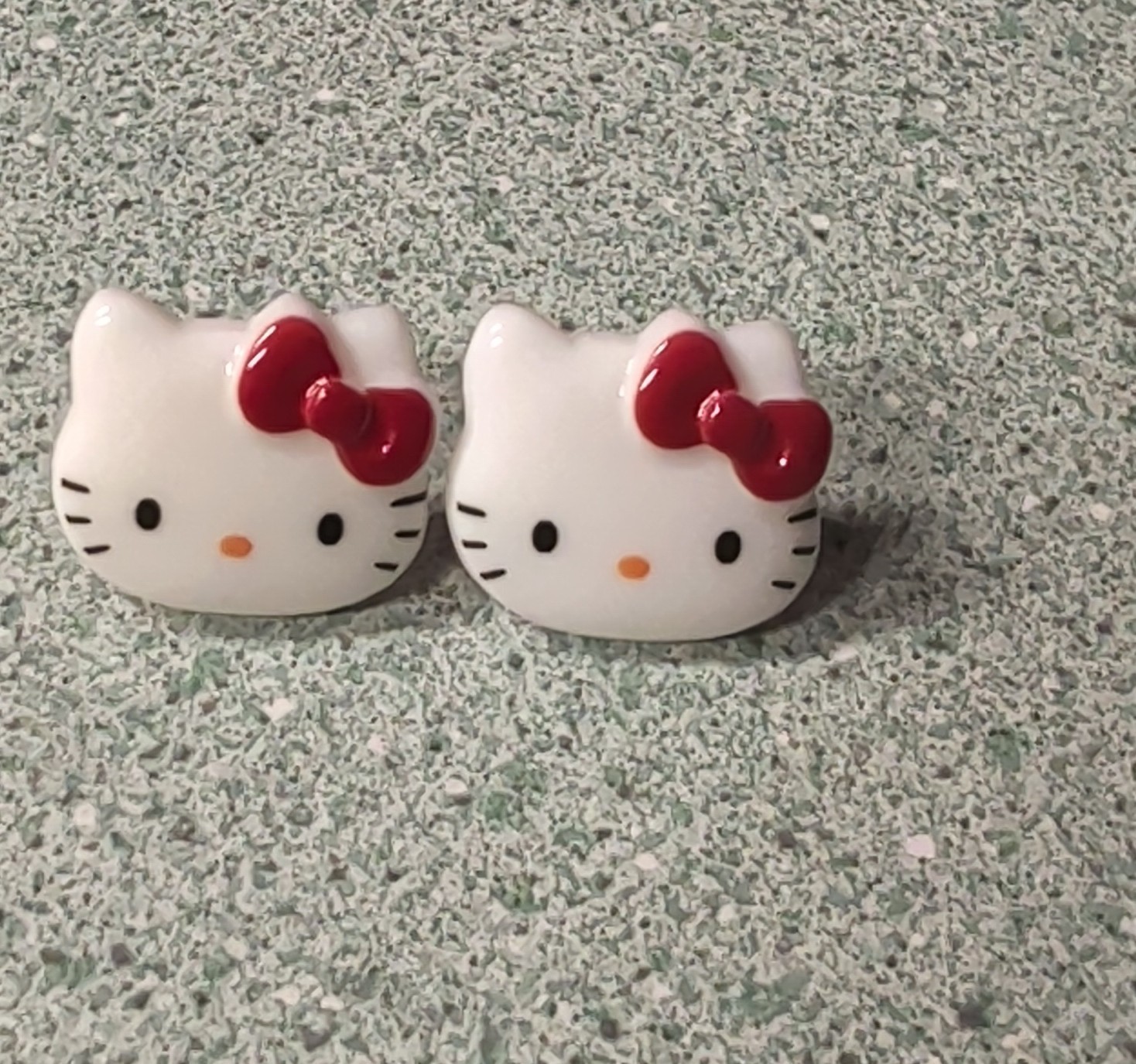 Hello Kitty Cartoon Face Stud Earrings White/Red Bow Plastic No Stone