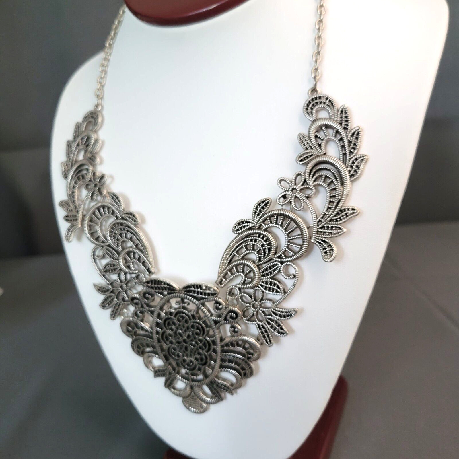 Women’s Statement Necklace Silver Tone Floral Bib Pendant Trace Chain Link 20″