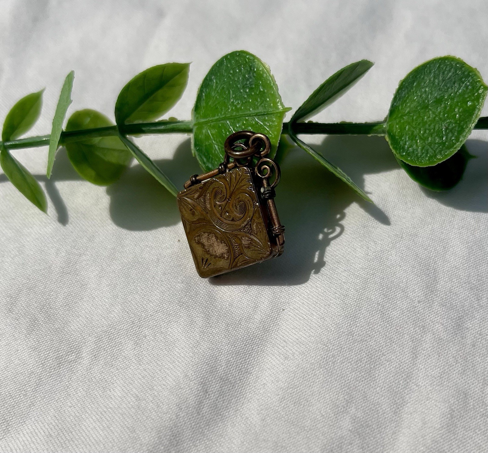 Vintage S.K. Merrill & Company (SKM CO)Victorian 1900’s locket pendant gold tone