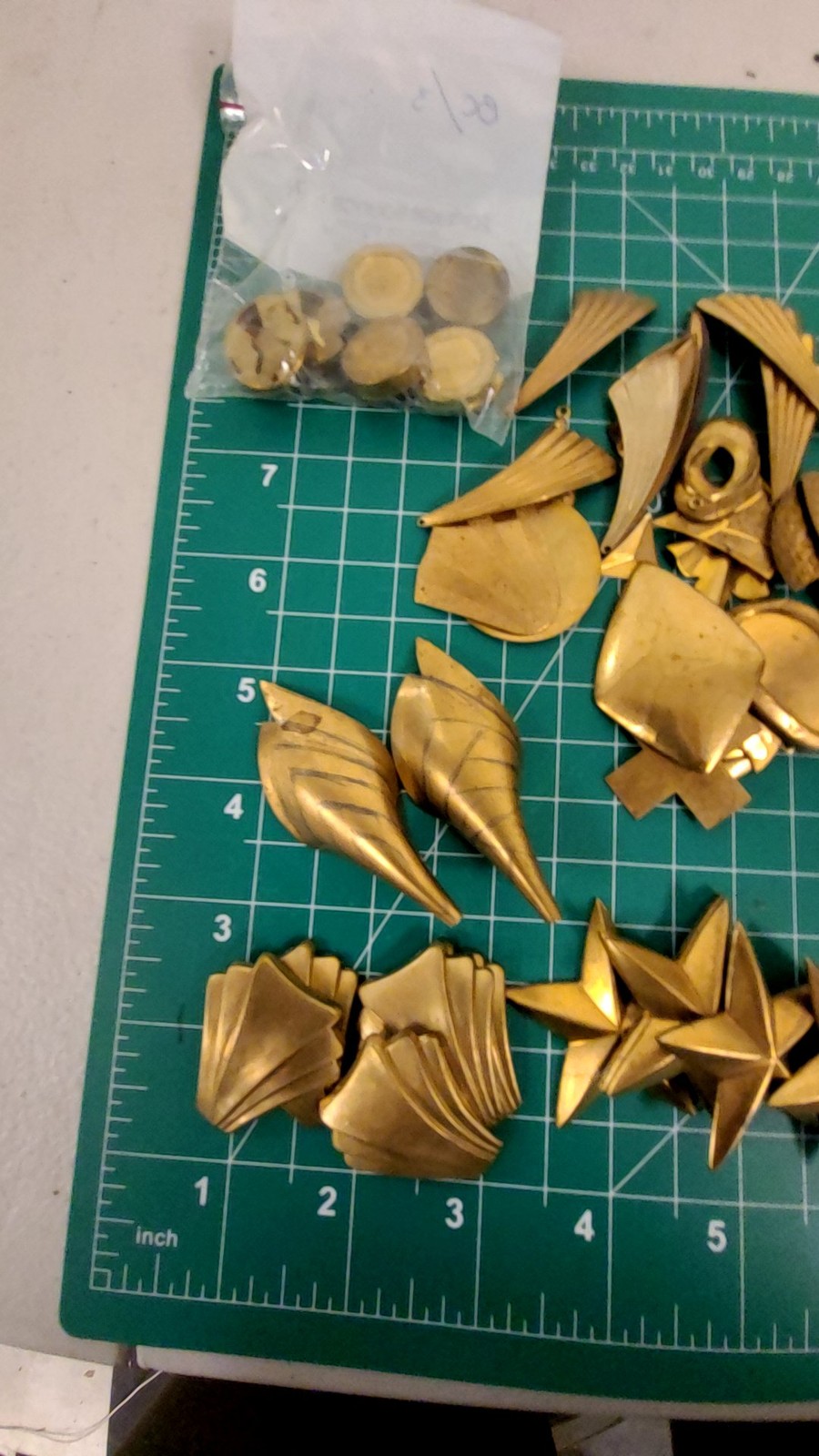 Vintage Gold Tone Jewelry Lot 9oz Mixed Brooches Pins Shapes Crafting Destash