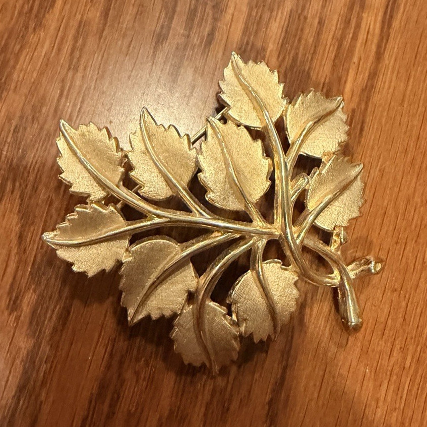 Gold Tone Leaf Spray Brooch Pin Metal Flowers & Plants Theme No Stone