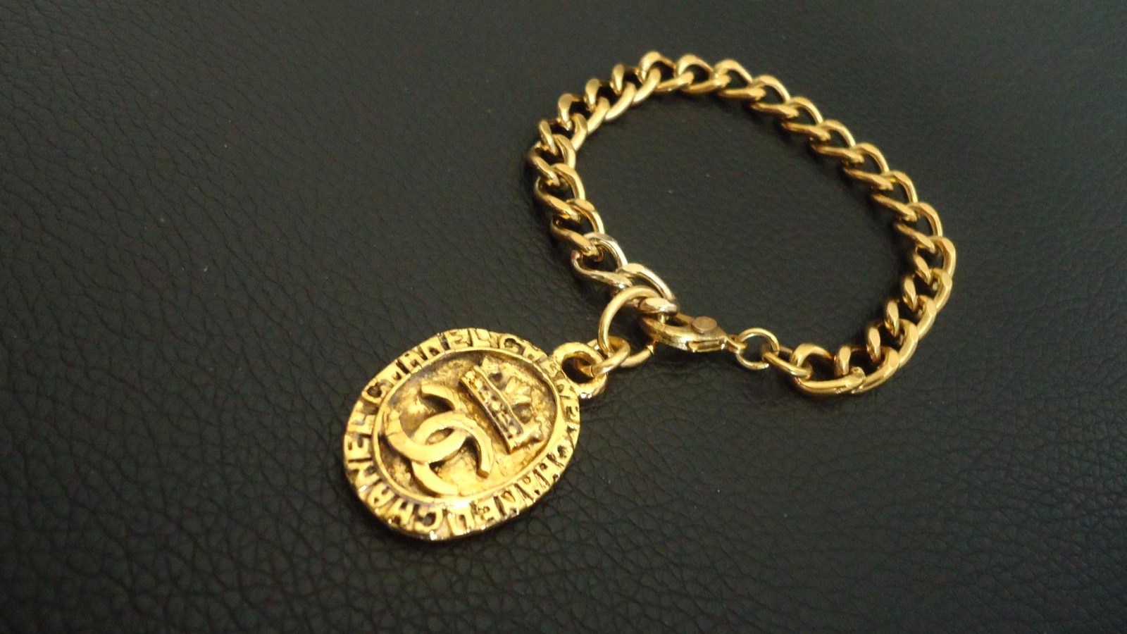 Chanel Vintage cc logos oval charms bracelet