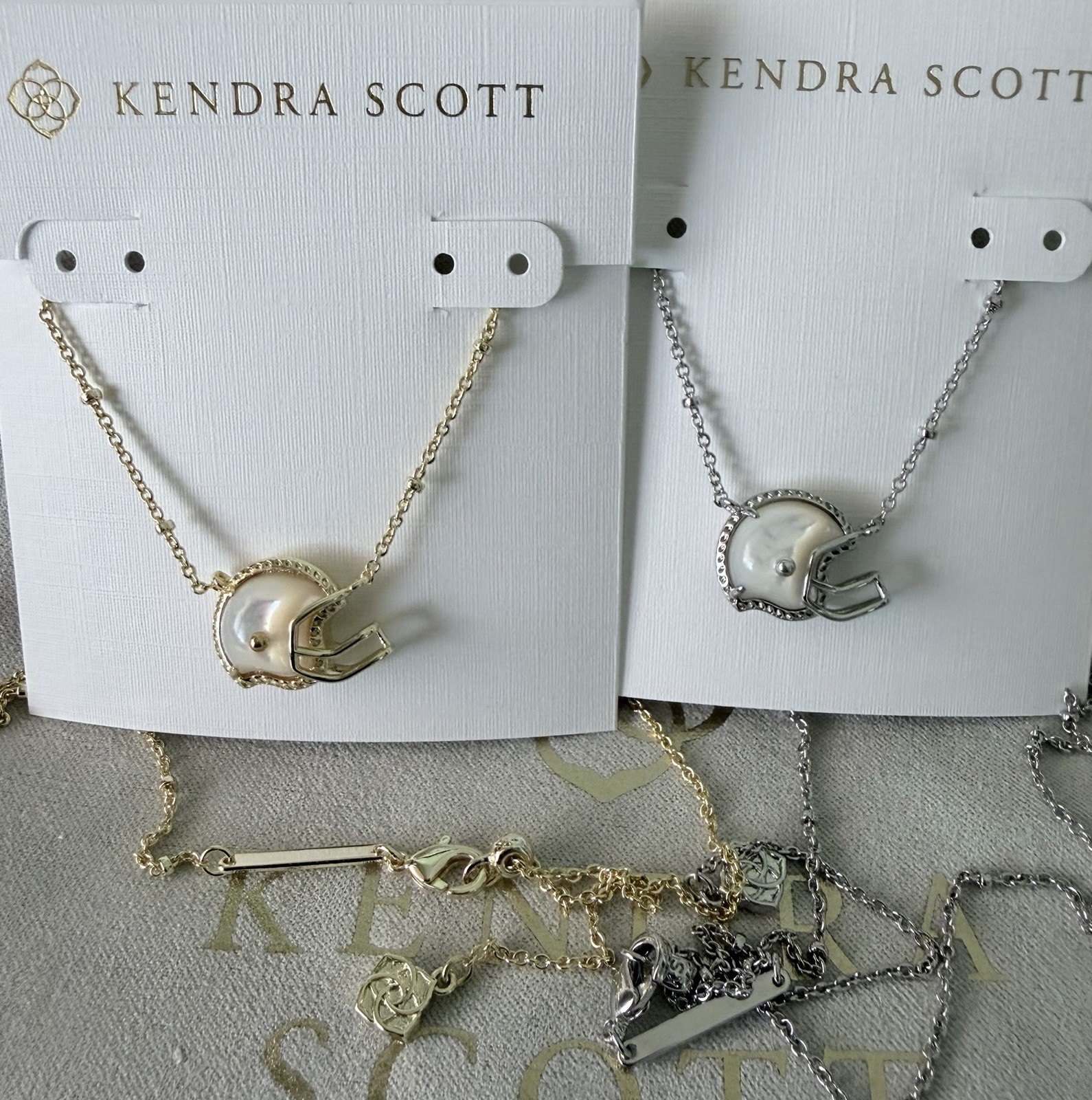 ✨NEW💗Kendra Scott💗Football🏈 Helmet Mother Of Pearl Pendant “Gold” Necklace