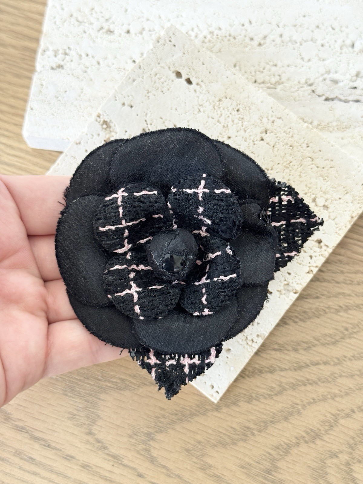 CHANEL Camélia Brooch crafted from black tweed/canvas – Black / Pink