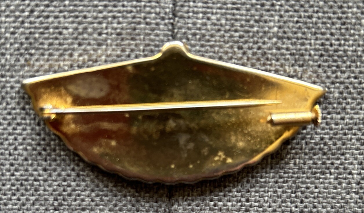 Ladies Vintage Fan shaped Brooch gold colour with patterned finish approx 5x2cm.