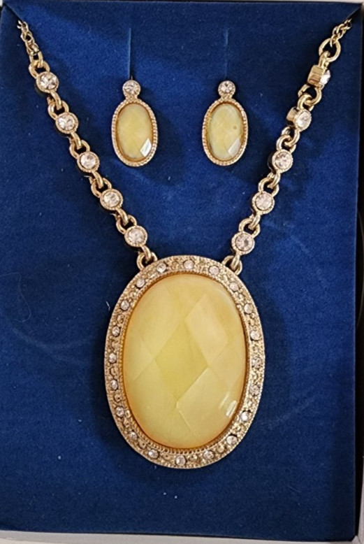 Avon White Yellow Opalesque Medallion Necklace Earrings Gift Set 2007