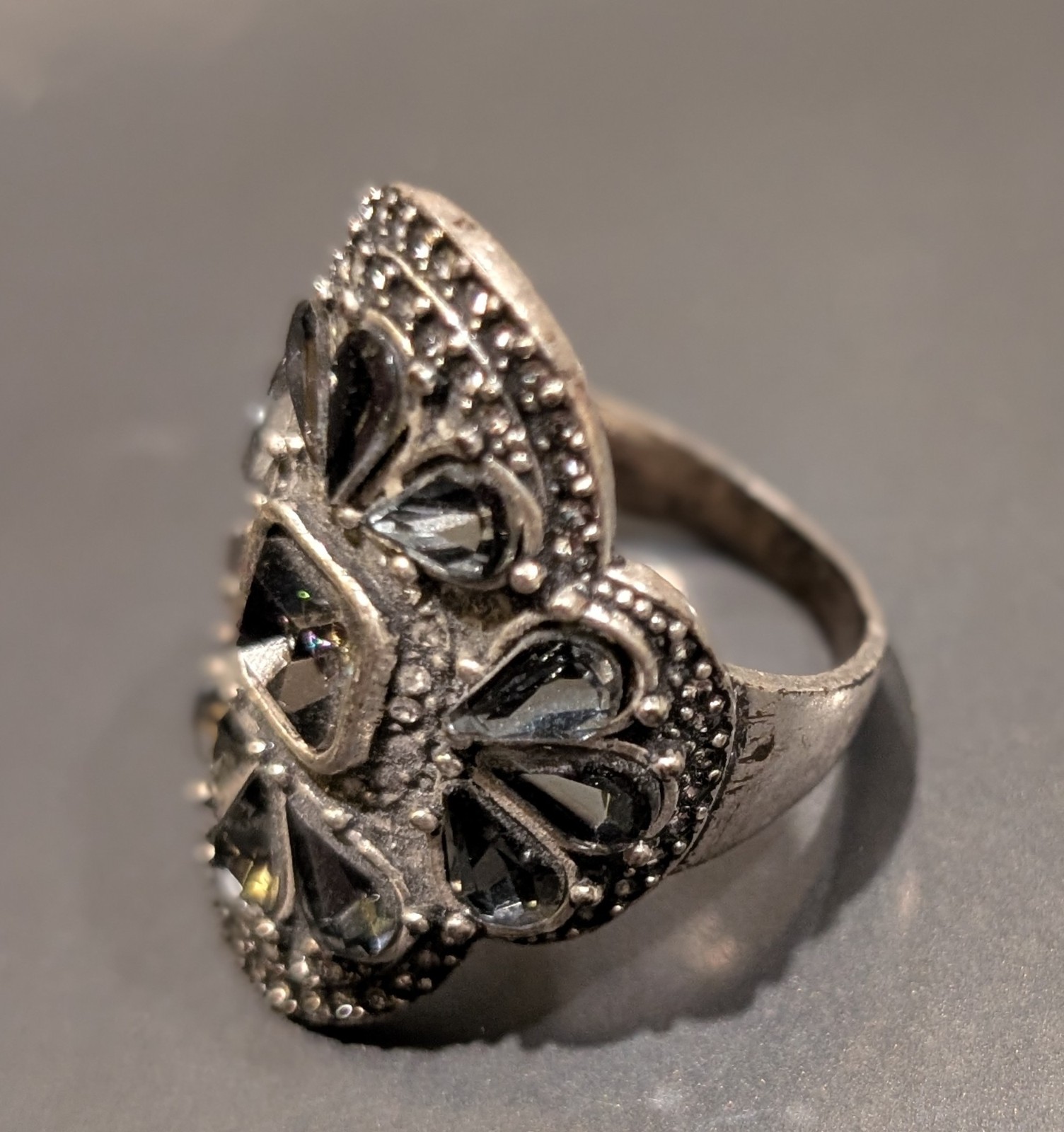 Vintage Looking Fashion Ring Size 8 Silver Tone