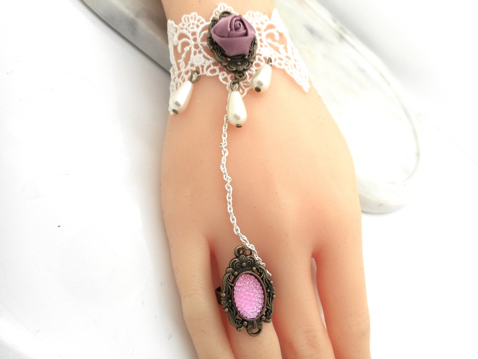 New Stunning Bracelet Women’s Ring Attached Lace Faux Pearl Slave