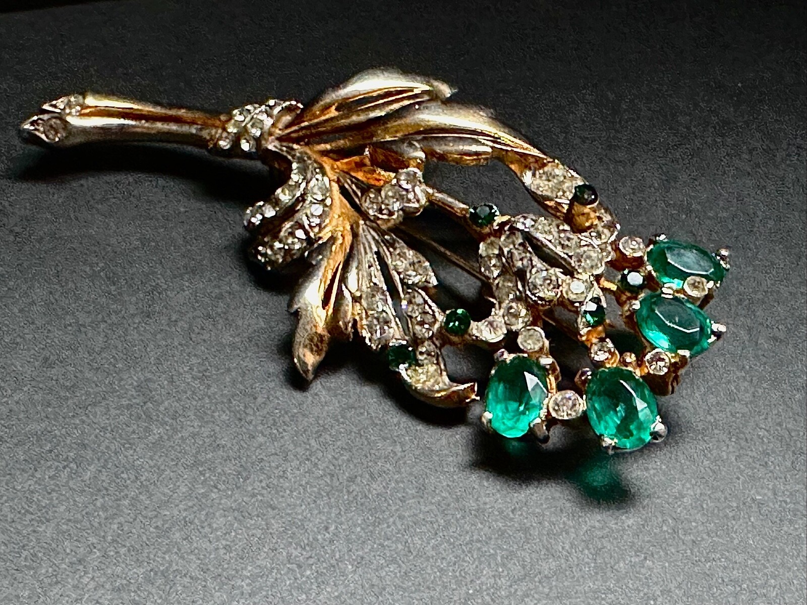 SPRAY Brooch 1940’s Classic & Elegant Floral Emerald Green & Clear Crystals