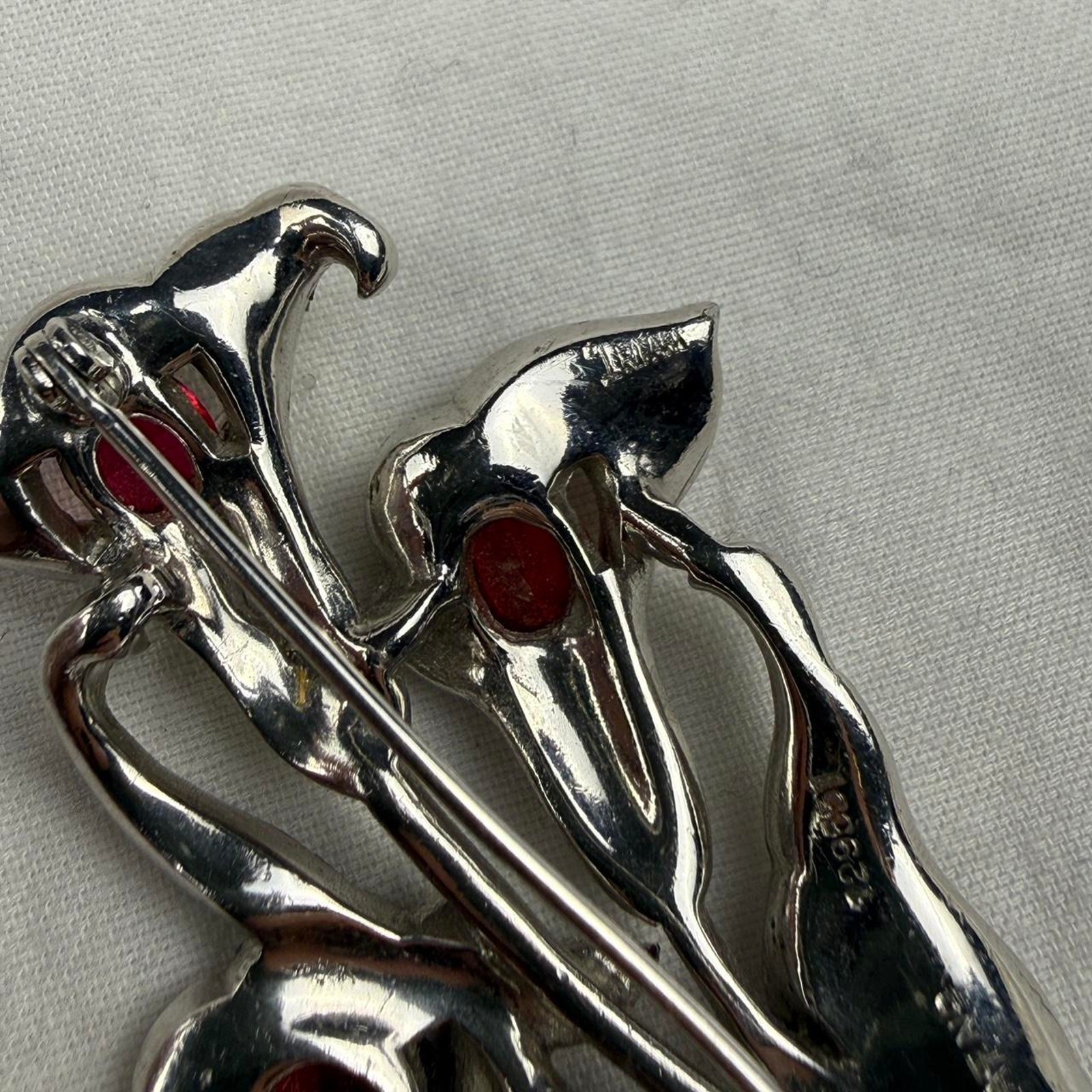 Trifari alfred spaney 1940s ruby calla lily floral broche pin – collectors piece