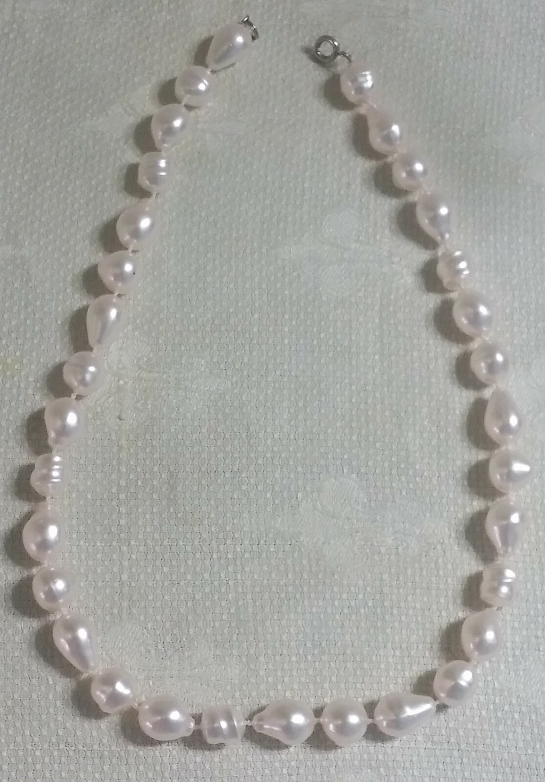 Vintage Silvertone Metal Faux Baroque Pearl Plastic Bead 17.5″ Necklace