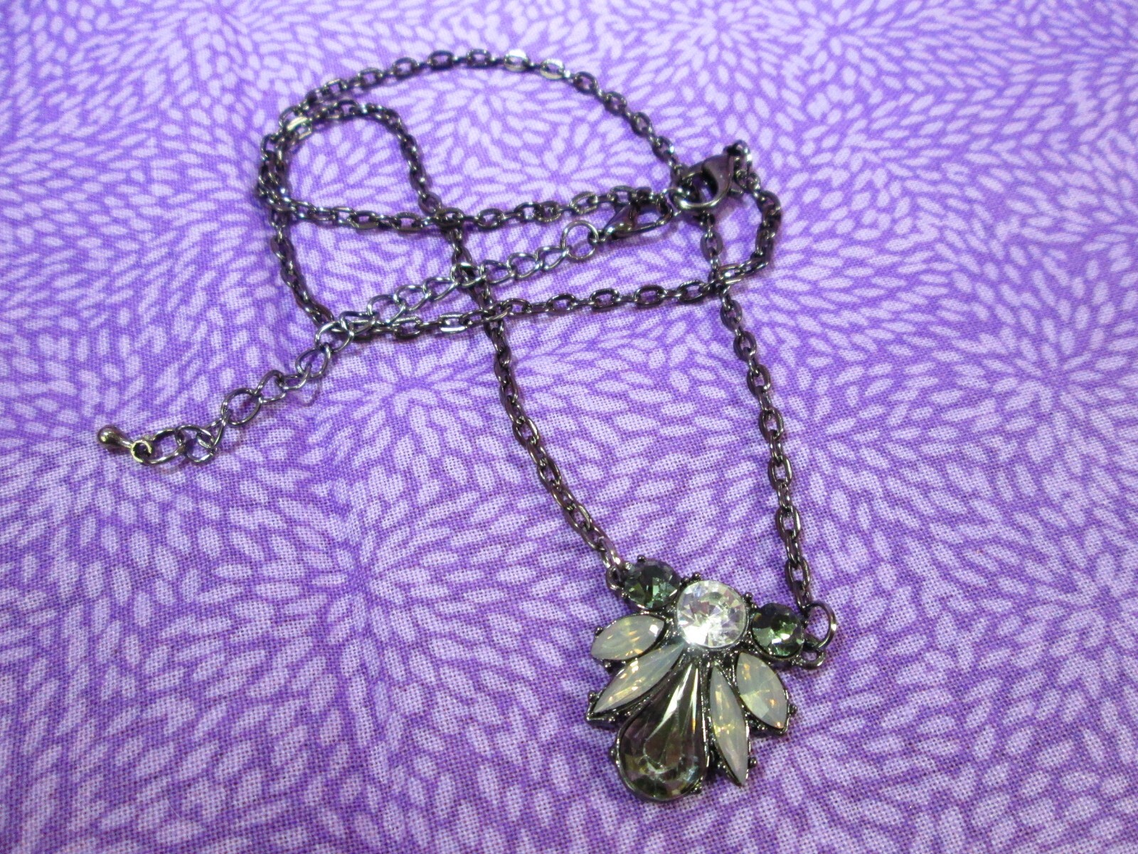 Acrylic Rhinestone Pendant Necklace 17.5″-20.5″ / Gunmetal Tone & Smoke / E