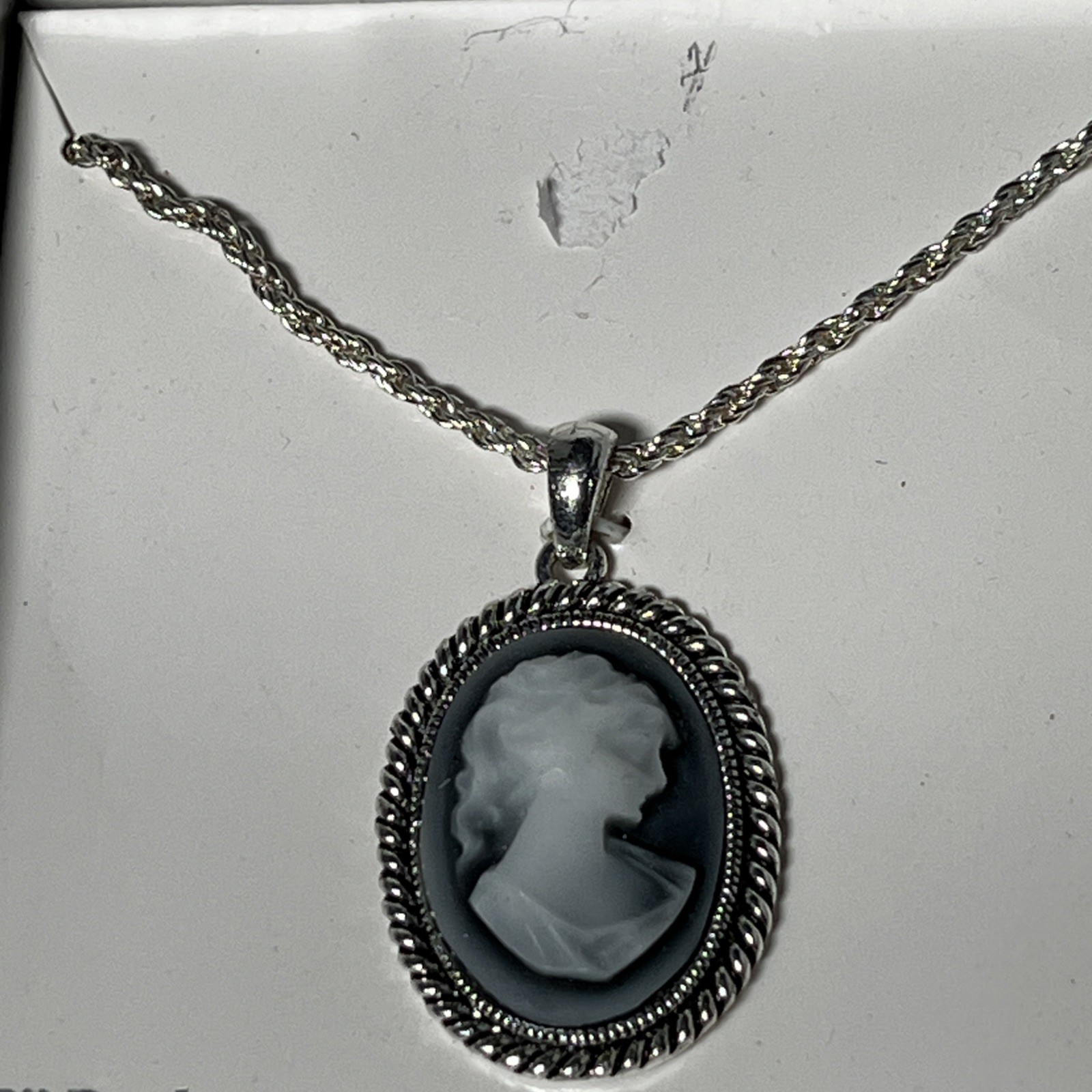 Black And White Camus 18” Necklace