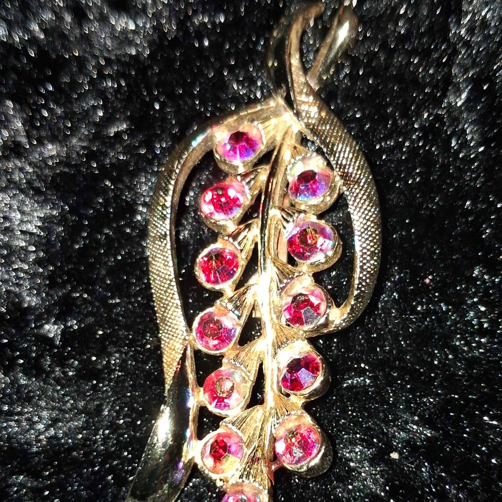 Leaf Brooch Pin Gold Tone Pink Round Rhinestones Prong Set Nature Theme