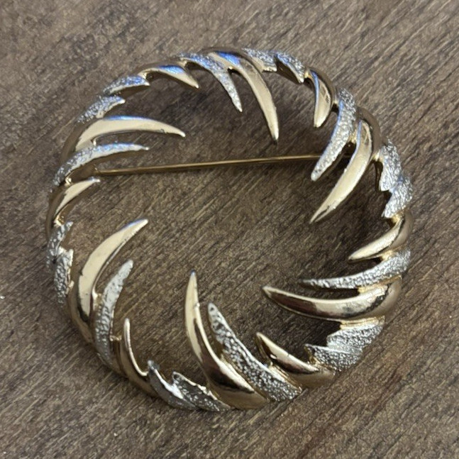 Gold Tone Metal Round Swirl Circle Brooch Pin, No Main Stone or Secondary Stone