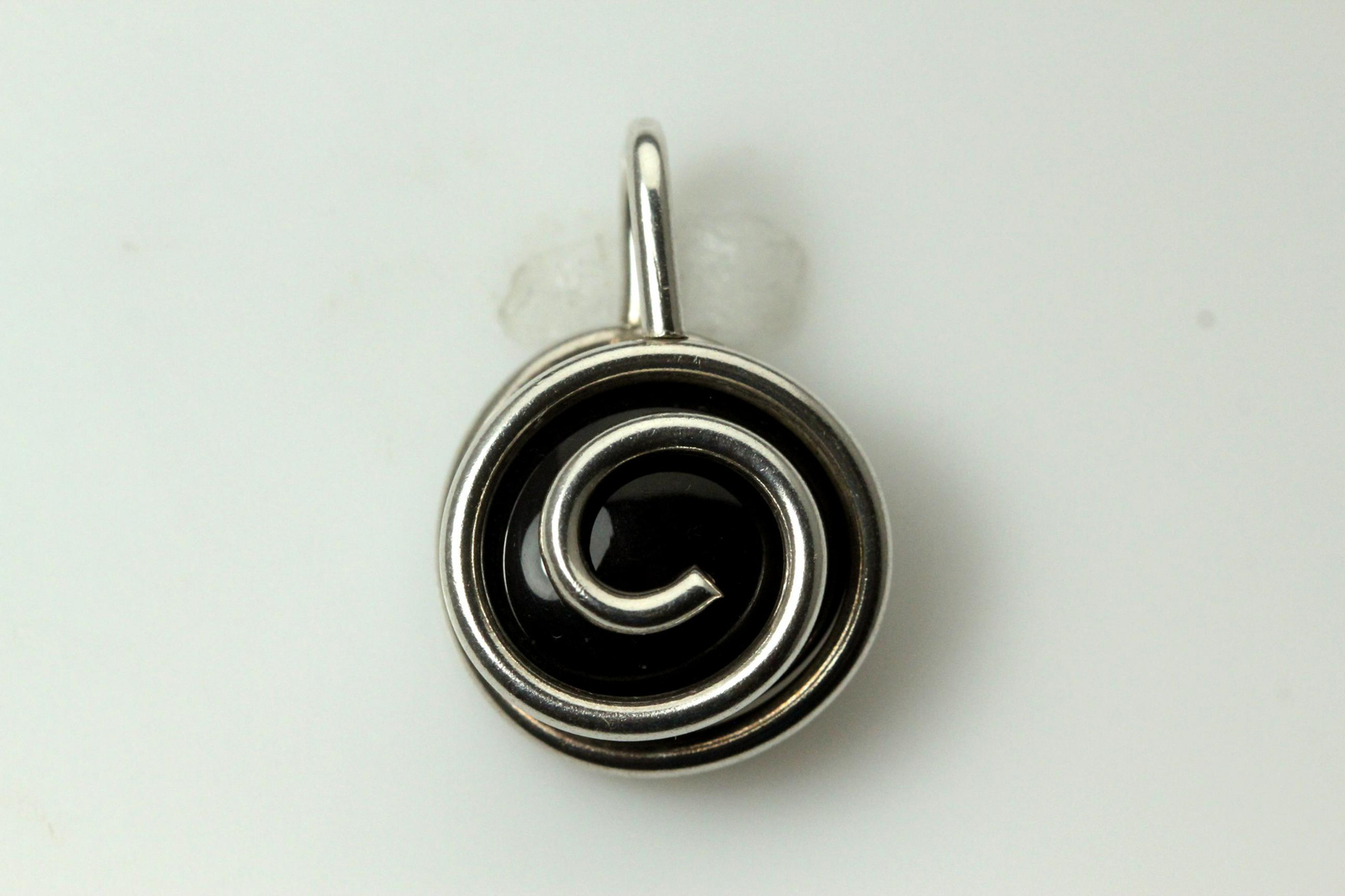 925 Sterling Silver Black Glass In Wire Swirl Pendant 9.3 Grams (PEN6465)