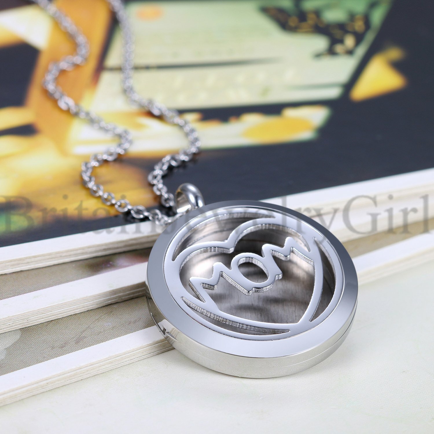 30mm Locket Pendant Aromatherapy Perfume Essential Oil Diffuser Chain Necklace