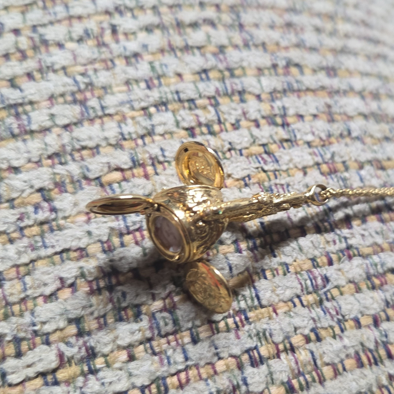 Gold Tone Rope Chain Necklace Airplane Propeller Charm Pendant Barrel Clasp