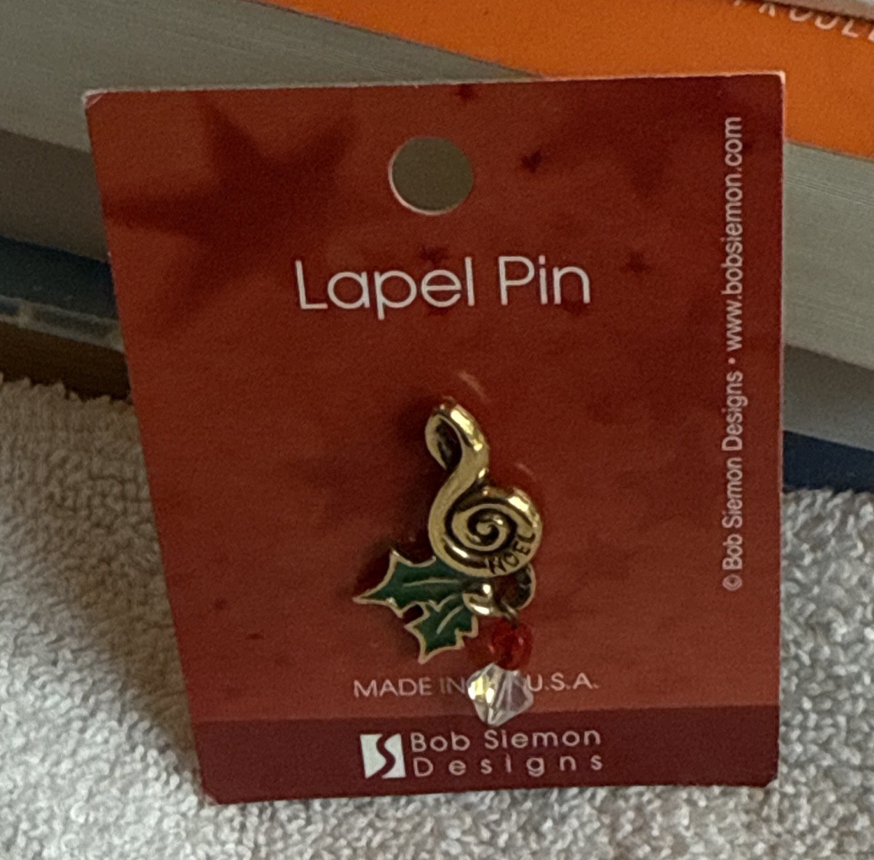 Bob Siemon Designs Christmas Music Lapel Pin crystals Treble Clef Holly Noel