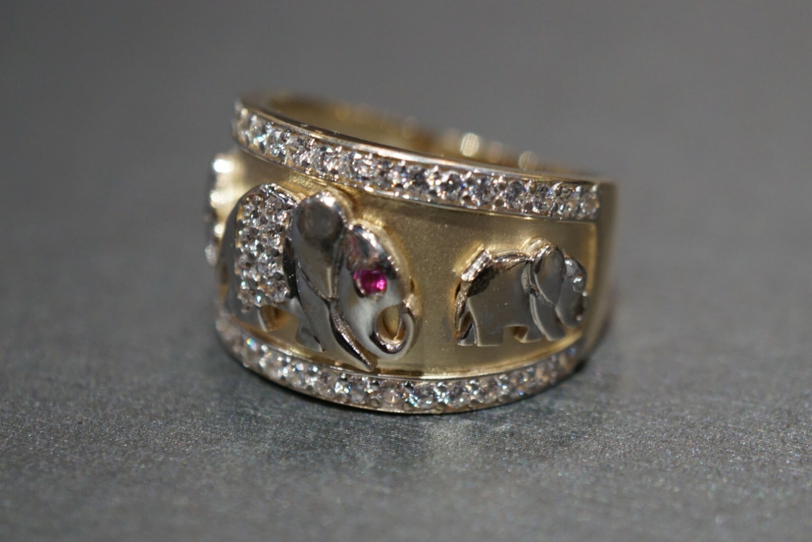 10K Solid Yellow Gold Two Tone Beautiful 13MM Wide Elephant CZ Ring. Size 7