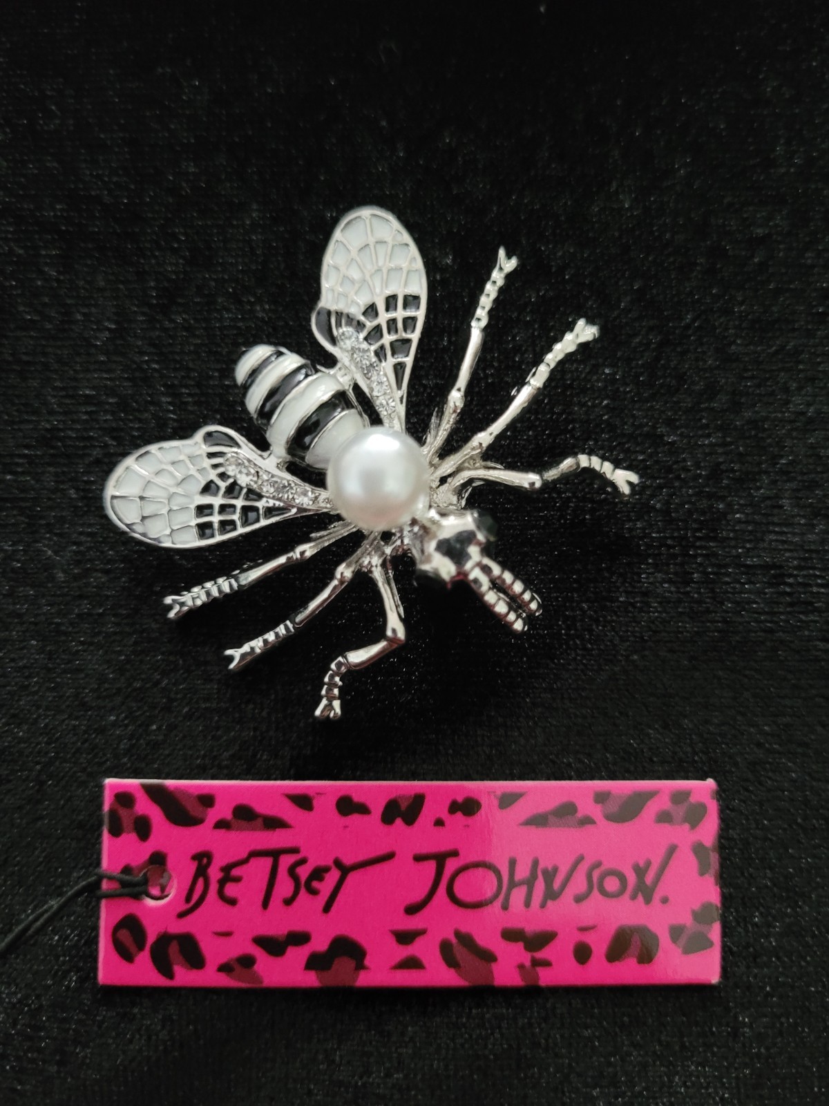 NWT- BETSEY JOHNSON CUTE CRYSTAL PEARL BEE BROOCH. USA SELLER