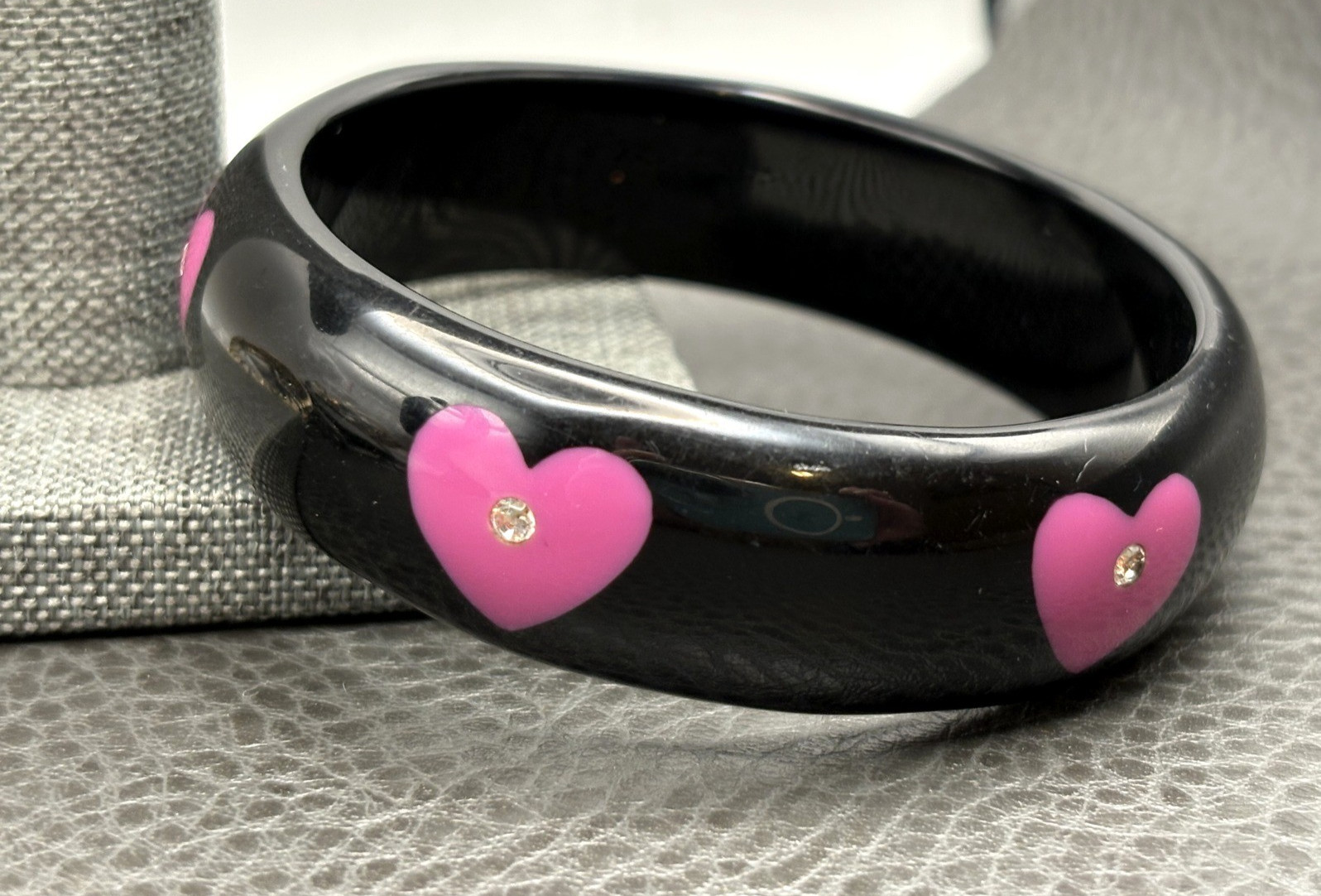 Vintage Black Acrylic Bangle Bracelet Pink Heart Crystal Rhinestone Center 8″