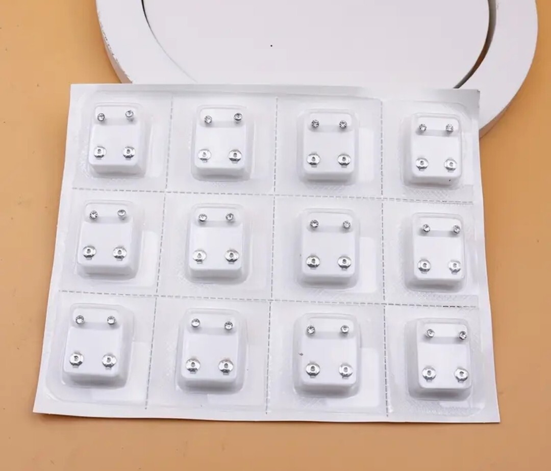 1 piece of Ear Studs