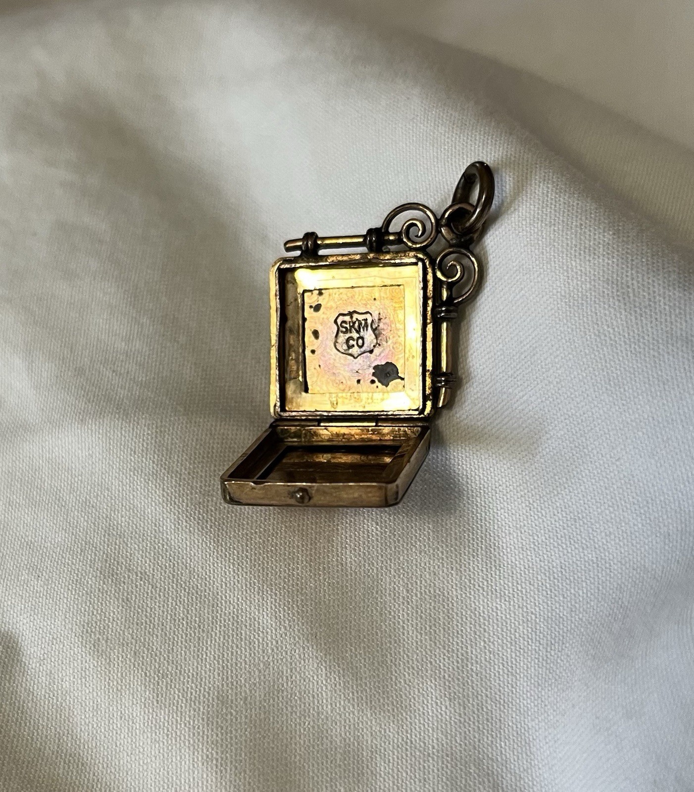 Vintage S.K. Merrill & Company (SKM CO)Victorian 1900’s locket pendant gold tone