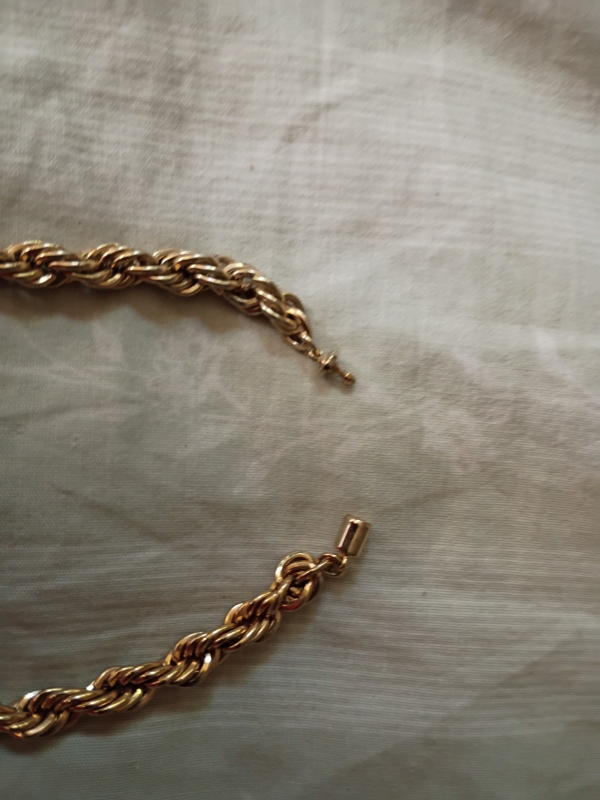 Gold Tone Twisted Rope Chain Necklace w/ Barrel Closure Metal No Stone