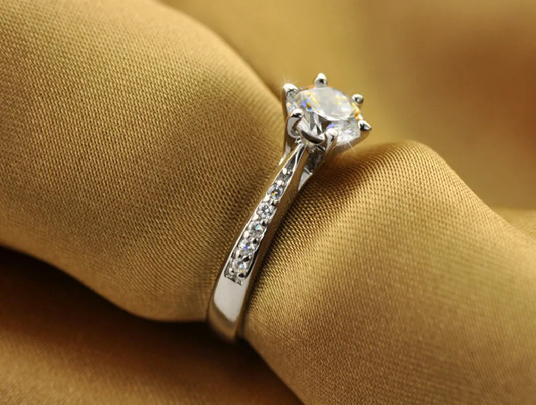 Luxury 925 Sterling Silver Six-Claw Ring for Women — Classic 0.70ct Imitation Di